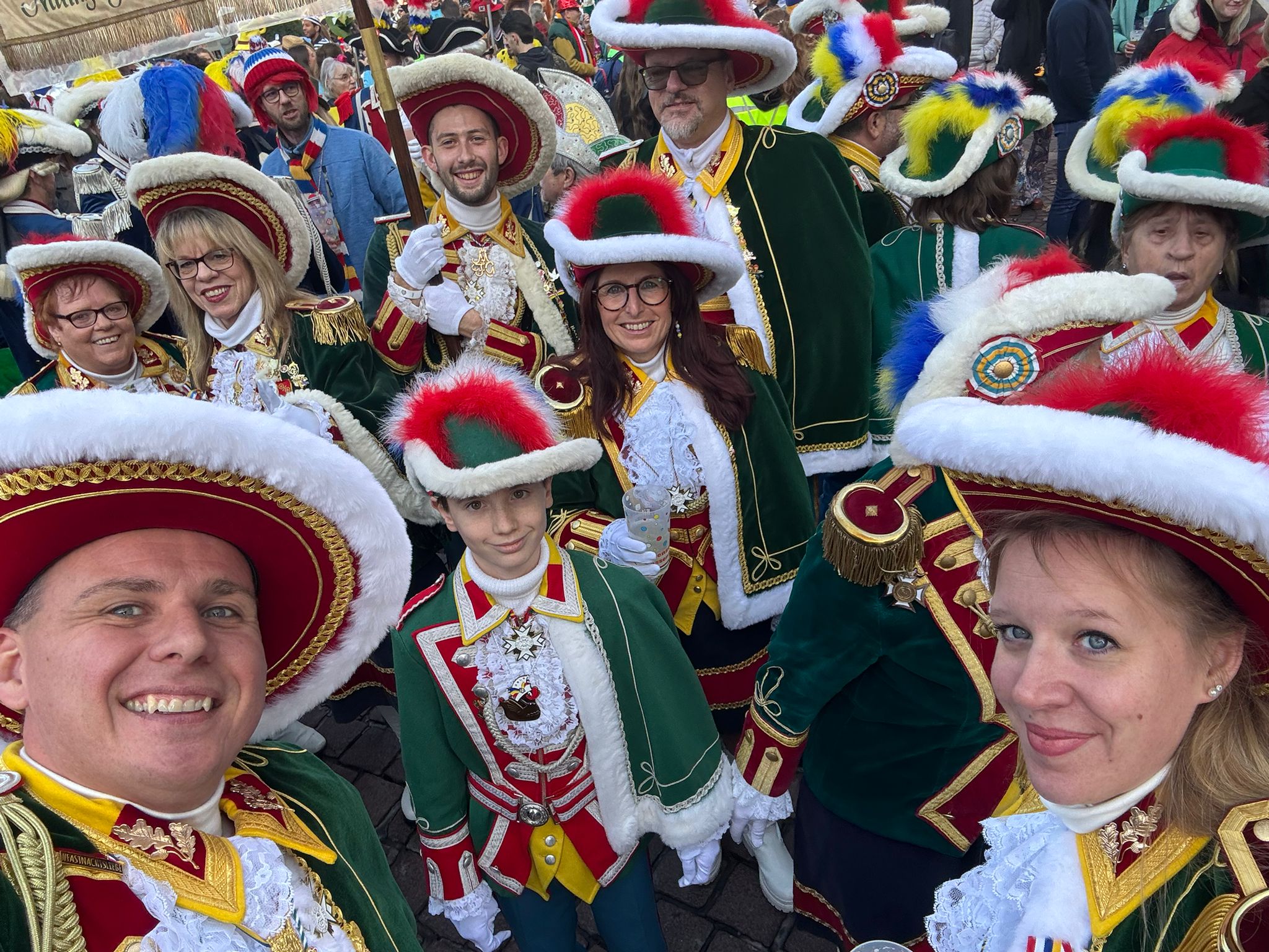 Die Freischützen feiern den Kampagnenauftakt – Helau auf dem Schillerplatz!